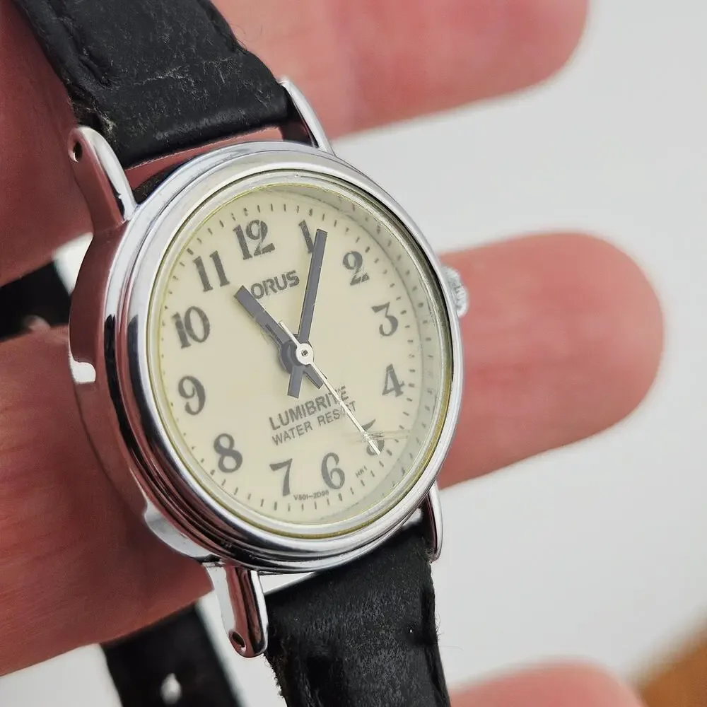 Vintage Lorus Women's Silver Tone Watch Leather Band Basic Everyday Casual V-501